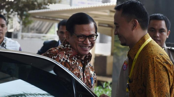Sekretaris Kabinet Pramono Anung (tengah).