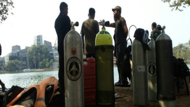 Petugas polisi saat hendak melakukan persiapan menyelam di Danau UI, Senin 5 Oktober 2015. 