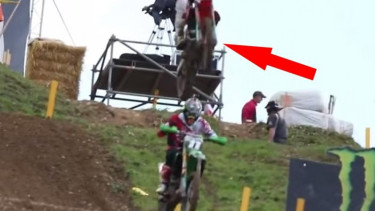 Detik-detik kecelakaan dua pebalap motocross.