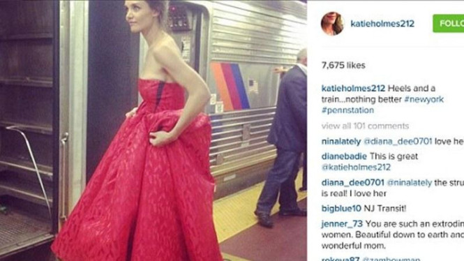 Katie Holmes Naik Kereta Umum