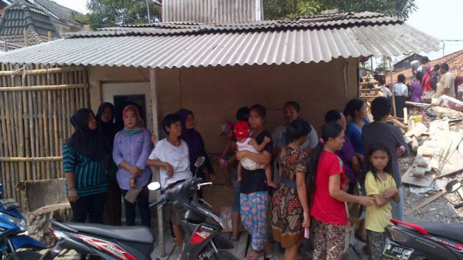 Gubuk beratap asbes tempat tinggal Agus