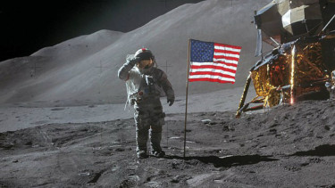 Astronot AS David Scott saat mendarat di Bulan.