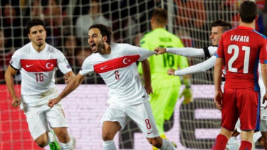 Pemain Turki, Selcuk Inan (8) usai mencetak gol ke gawang Republik Ceko