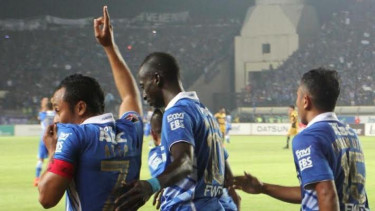 Pemain Persib Bandung rayakan gol Atep