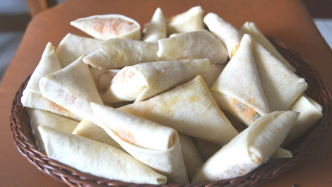 Lumpia mini beku.