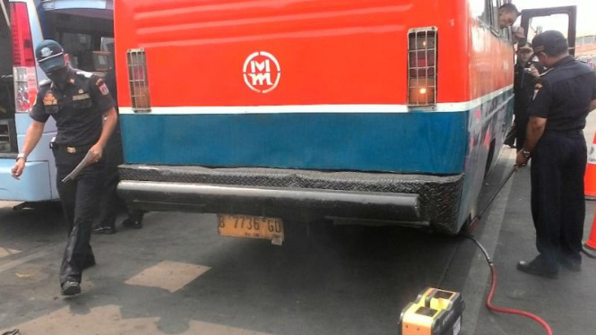 Petugas gabungan gelar razia angkutan umum di Jakarta Timur