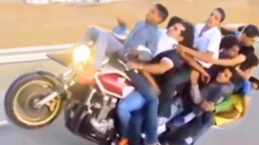 Aksi freestyle 10 orang dengan satu motor.