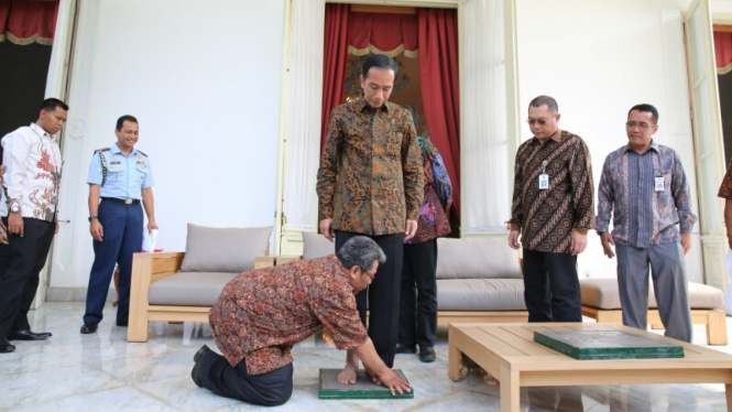 cetakan kaki dan tangan jokowi untuk ditaman yogya