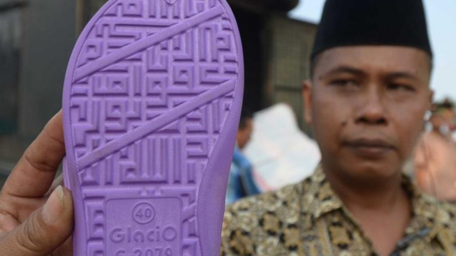 Sandal berlafal Allah 