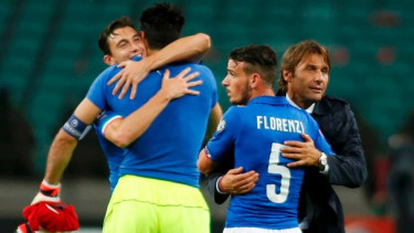 Para pemain Timnas Italia, bersama pelatih, Antonio Conte (paling kanan),