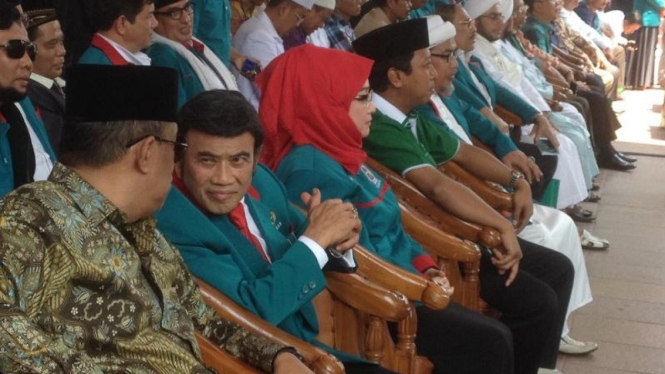 Rhoma (tengah) di Tugu Proklamasi, Jakarta.