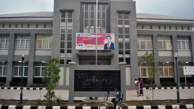 Lapas Kelas III Gunung Sindur, Kabupaten Bogor, Jawa Barat. Lapas ini ditetapkan sebagai rumah tahanan bagi napi terlibat narkoba.