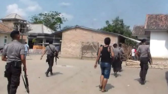 Ilustrasi/personel polisi melakukan penyisiran kampung setelah bentrokan warga.