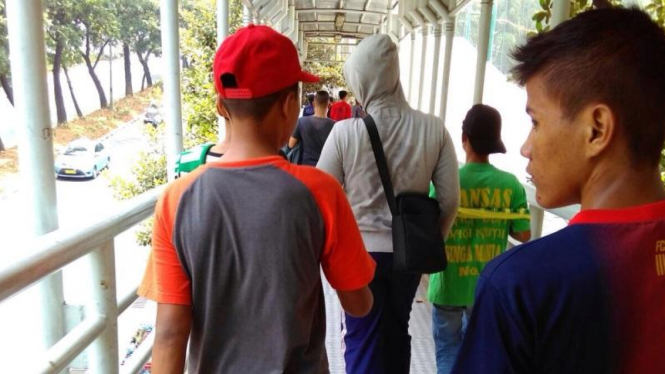 Rombongan The Jakmania yang menyamar jadi pendukung Sriwijaya.
