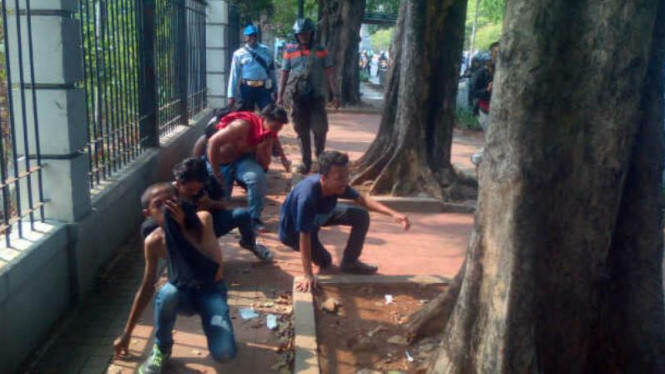 Petugas sweeping Jakmania di luar SUGBK