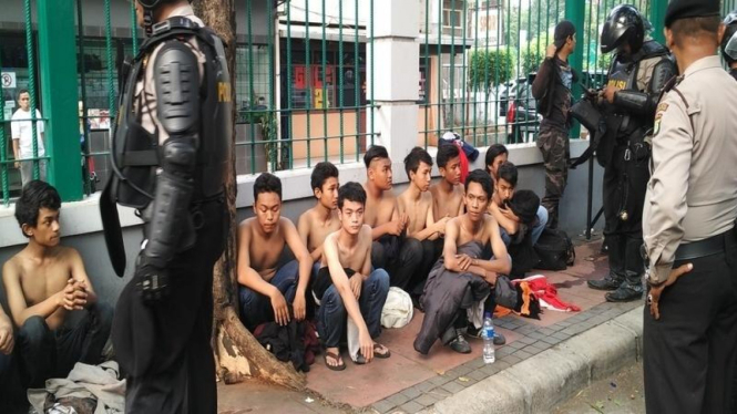 Pendukung sepakbola diamankan di final Piala Presiden 2015