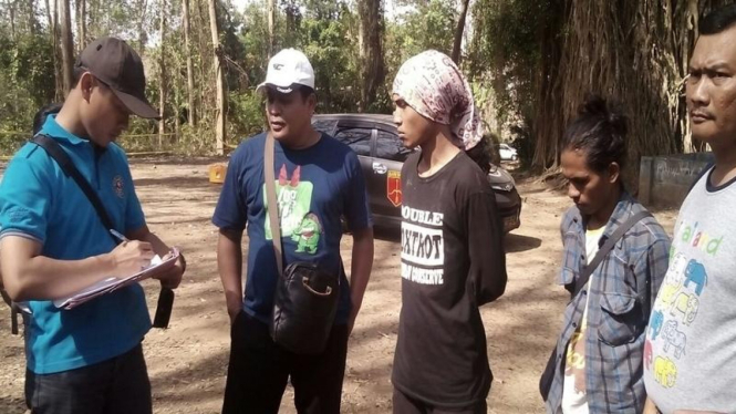 Polisi melakukan olah TKP atas tewasnya dua mahasiswa UIN Sunan Ampel