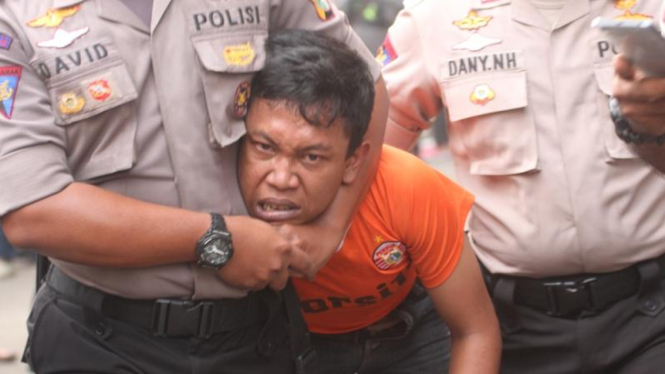 Salah satu oknum The Jakmania diamankan oleh polisi