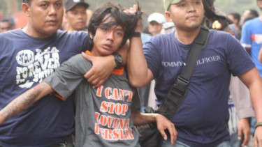 Seorang oknum The Jakmania diamankan oleh polisi