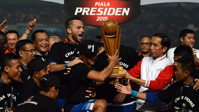 Jokowi berikan medali dan piala ke pemain persib
