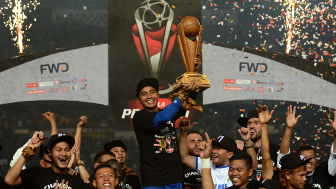 Jokowi berikan medali dan piala ke pemain persib