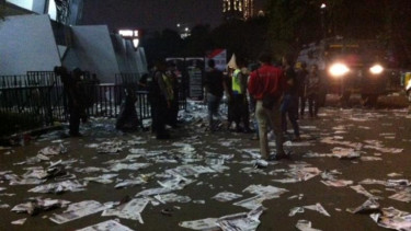 Sampah di Gelora Bung Karno.