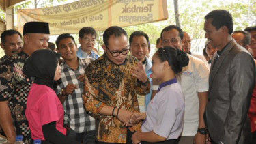 Menteri Ketenagakerjaan M. Hanif Dhakiri (Tengah).