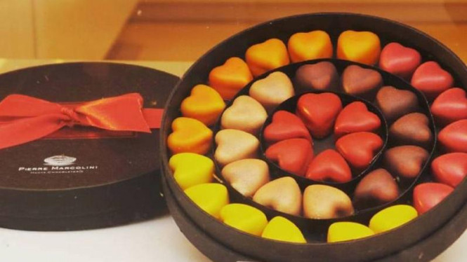 Cokelat coklat berbentuk lambang cinta