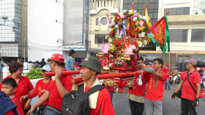 Kirab Budaya Gotong Toapekong Ultah Dewa  Fat Cu Kung di  Glodok