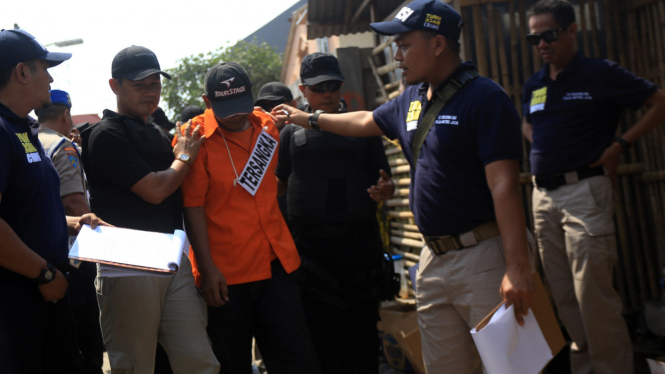Rekonstruksi Pembunuhan Bocah Dalam Kardus Putri Nur Fauziah (PNF) di Kalideres