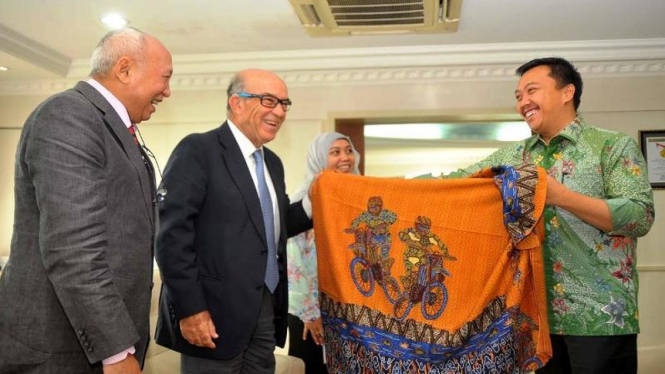 CEO Dorna, Carmelo Ezpeleta (tengah) dan Menpora Imam Nahrawi (kanan)
