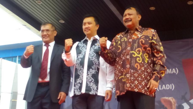 Ketua Satlak Prima, Achmad Sutjipto (paling kiri).