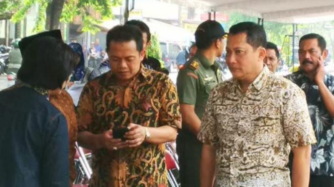 Budi Waseso (Buwas) dengan baju batik putih (kanan).
