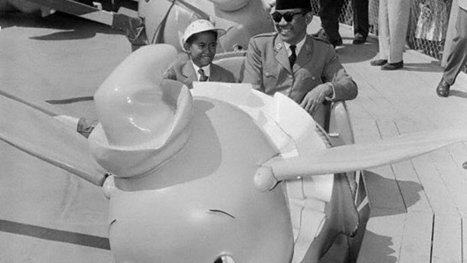 Bung Karno dan Guntur saat di Disneyland
