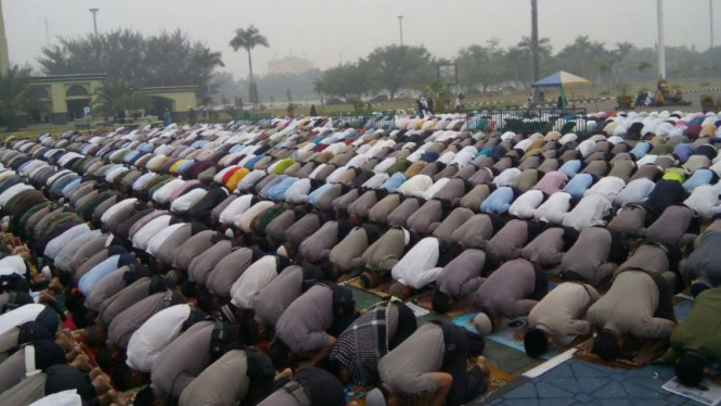 Polisi dan Ribuan Warga Pekanbaru Salat Minta Hujan