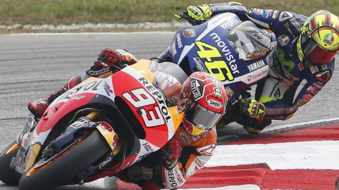 Marc Marquez (depan) dan Valentino Rossi.