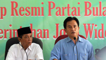 Ketua Umum Partai Bulan Bintang, Yusril Ihza Mahendra (kanan).