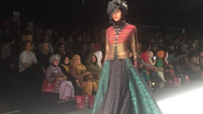 Busana Muslim Karya Kursien Karzai 