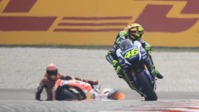 Reaksi Valetino Rossi usai Marc Marquez terjatuh di GP Malaysia