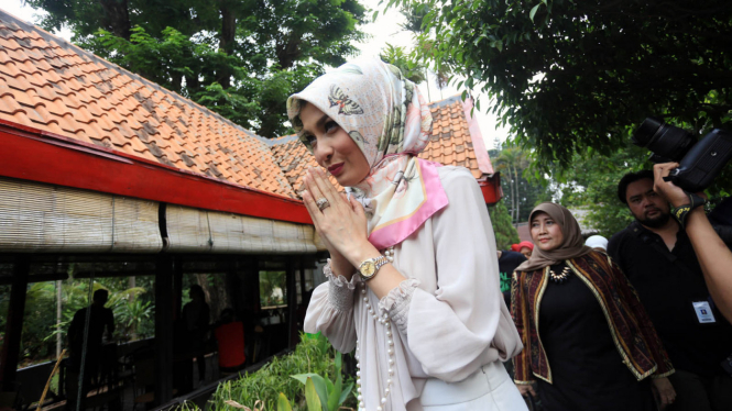 Anggota DPR Komisi VIII Fraksi PKB Arzeti Bilbina memberikan keterangan perihal pertemuan dengan Komandan Kodim 0816 Sidoarjo Letkol Kav Rizeki Indra Wijaya di Jakarta, Rabu (28/10/2015).