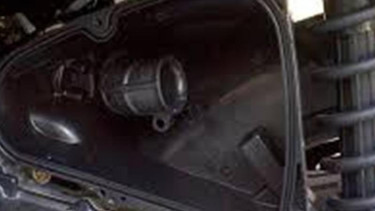 Melepas filter udara motor