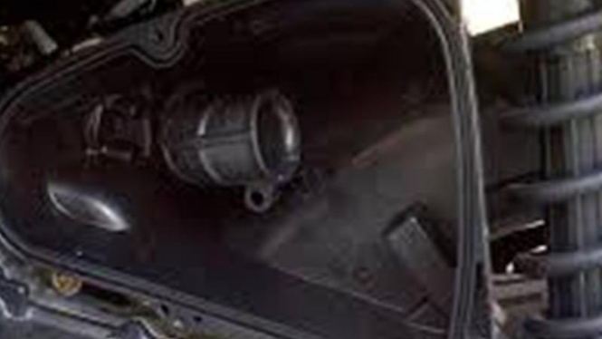 Melepas filter udara motor