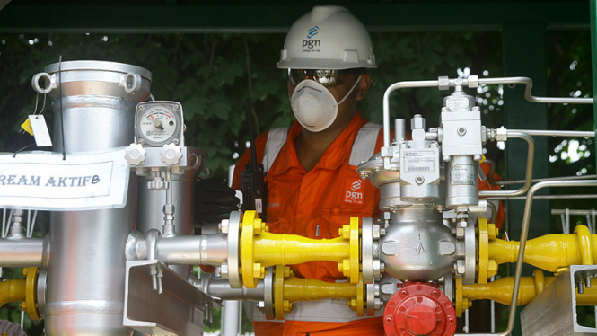 Ilustrasi petugas PGN melakukan pengecekan instalasi pipa gas 