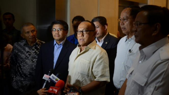 Ketua Umum Partai Golkar, Aburizal Bakrie dan elite Koalisi Merah Putih (KMP) memberikan keterangan kepada awak media