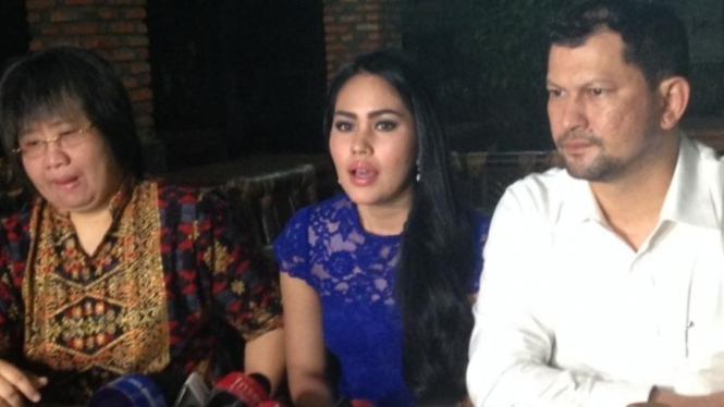 Kartika Putri (tengah) saat menggelar jumpa pers, Rabu (28/10)..