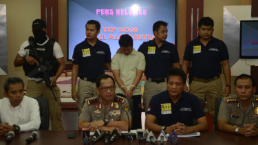 Anggota polisi menggunakan kostum bertuliskan 'Turn Back Crime'.