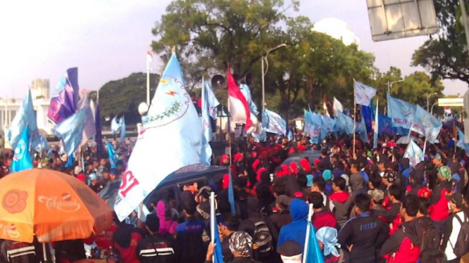 Demo buruh di depan Istana Negara, Jalan Medan Merdeka Utara, Jakarta.