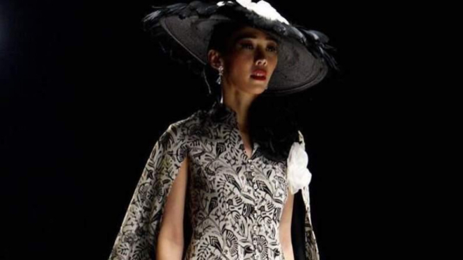 Pesona Batik Danar Hadi di JFW 2016