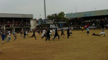 Aksi tawuran saat turnamen sepakbola di Depok.