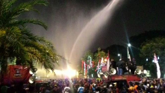 Massa buruh dipukul mundur dari depan Istana Negara